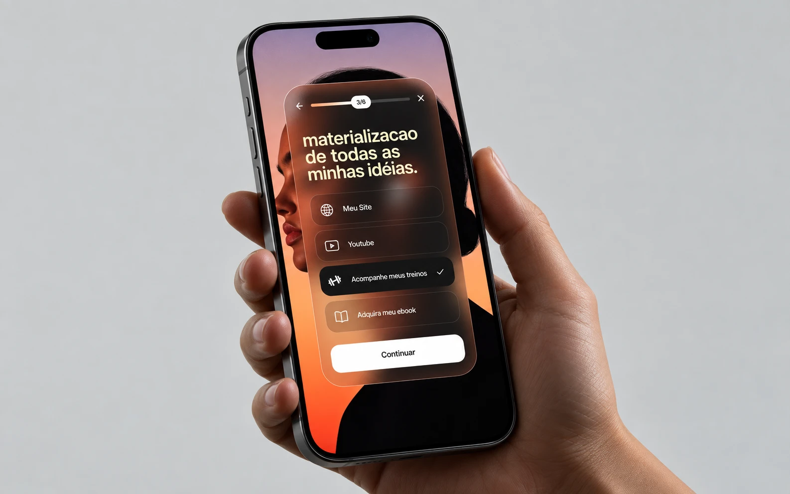 Celular mostrando o conteúdo produzido pela DOM HUB