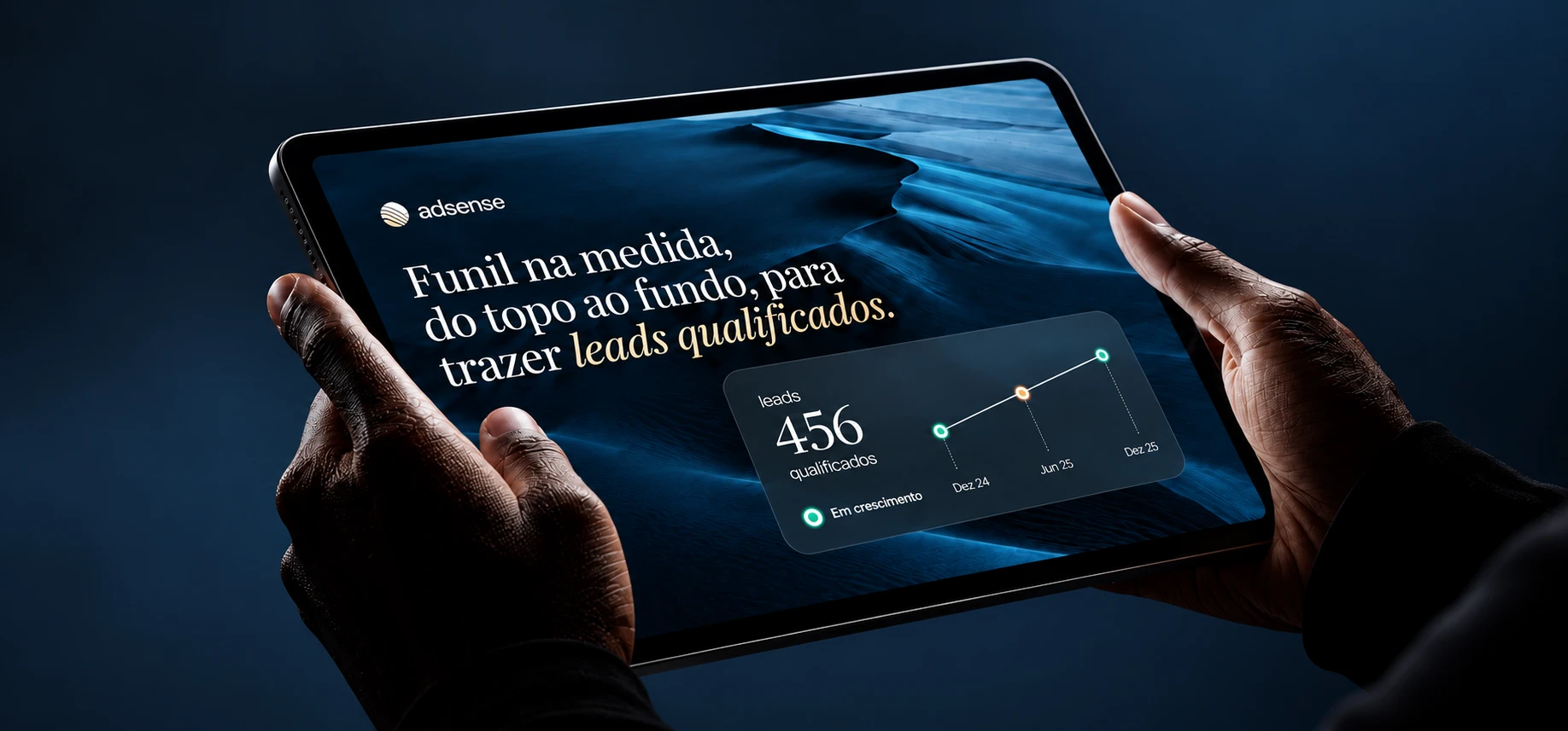 Tablet com funil de captação — 456 leads qualificados em crescimento